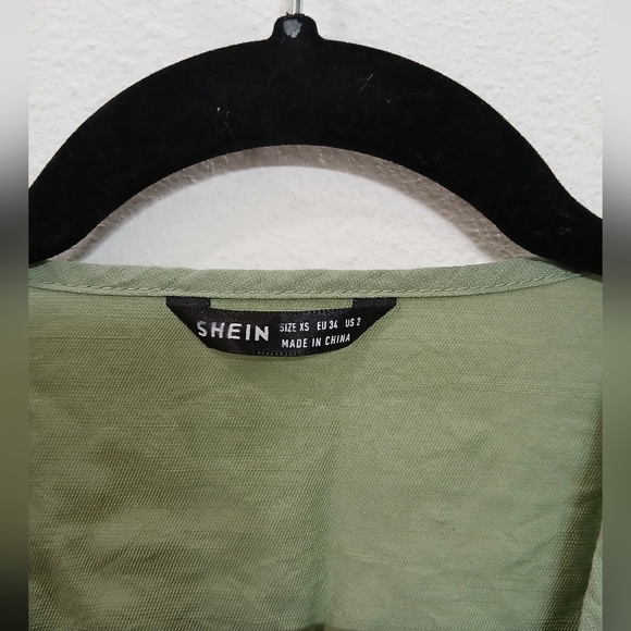 SHEIN xs small button down green blouse v neck fairy / cottage core ✨️🧚‍♀️ - Picture 4 of 4